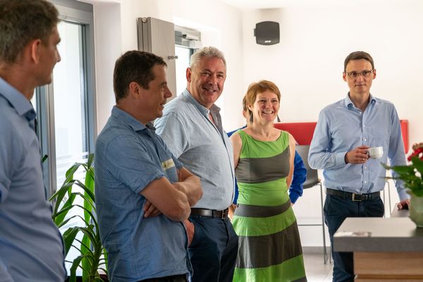 Bernard Capraro (Mitte), EU Talent Development Programme Manager bei Intel, besuchte das Neuberufenentreffen auf dem Wernigeröder Campus. 