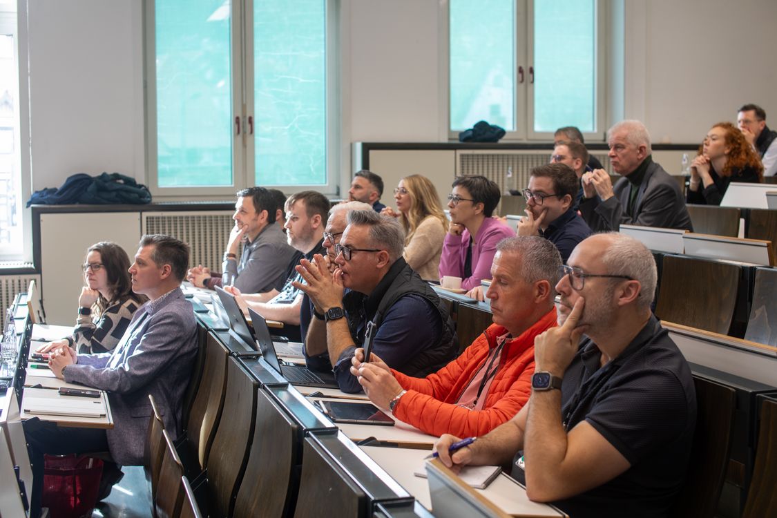 Teilnehmende verfolgen einen Vortrag