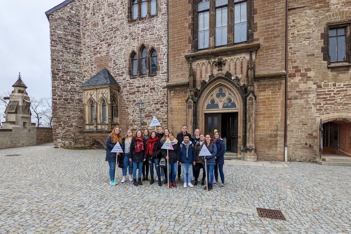 Master-Studierende vor dem Schloss