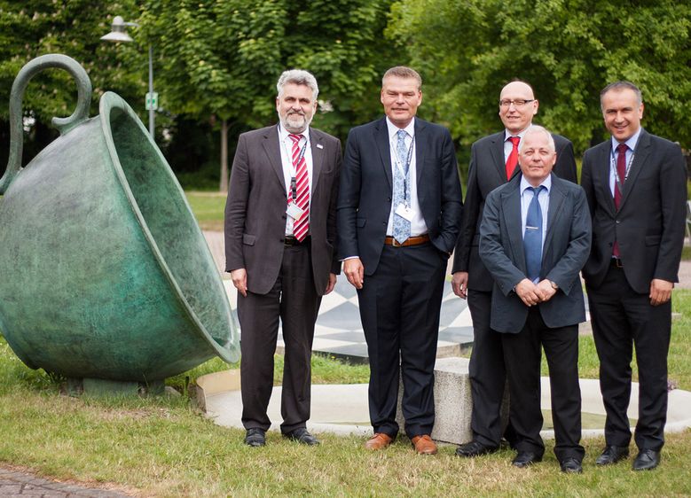Bild (v.l.n.r.): Prof. Dr. Armin Willingmann (Rektor der Hochschule Harz), Holger Stahlknecht (Minister für Inneres und Sport des Landes Sachsen-Anhalt) sowie die beiden Projektleiter Prof. Dr. Uwe Manschwetus und Prof. Dr. Jens Cordes vom Fachbereich Wi