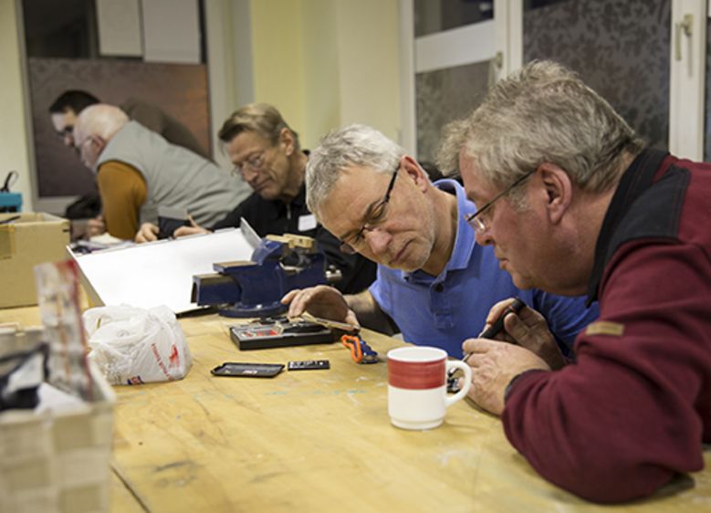 Bild: Hochschulmitarbeiter Bernd Stackfleth (2. v.r.) gehört zum Repair-Café-Gründungsteam; mit immer mehr Mitstreitern repariert der Laboringenieur auch 2017 wieder kaputte Geräte. Foto: Hochschule Harz