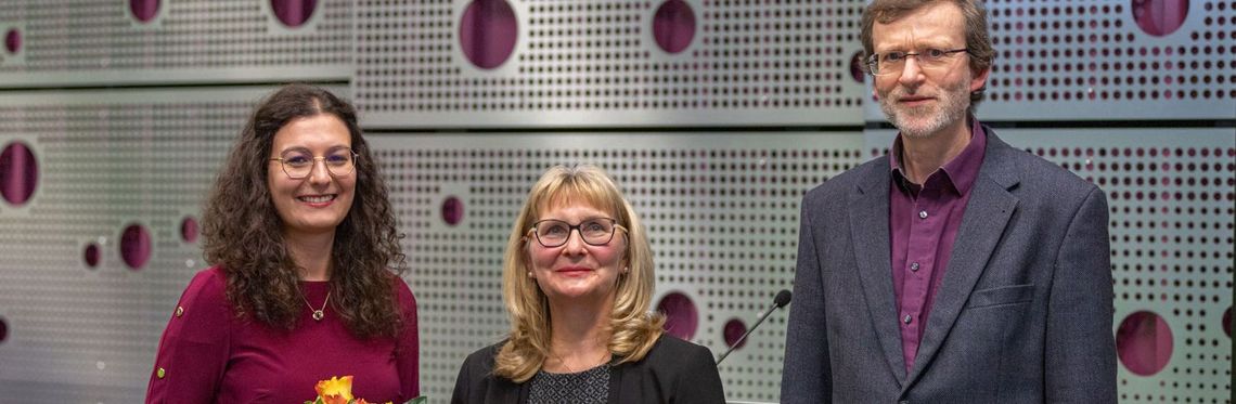 Stefanie Krause (links), Prof. Dr. Andrea Heilmann und Prof. Dr. Frieder Stolzenburg im AudiMax der Hochschule Harz