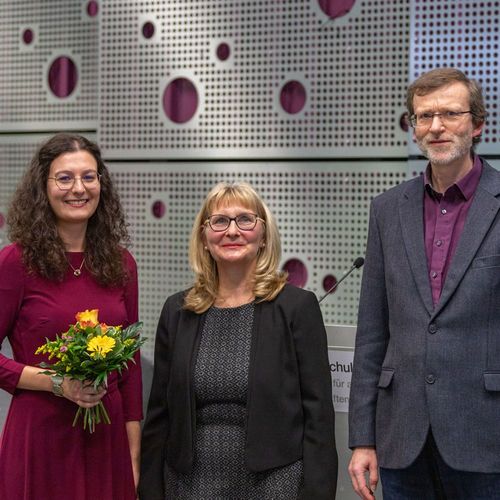 Stefanie Krause (links), Prof. Dr. Andrea Heilmann und Prof. Dr. Frieder Stolzenburg im AudiMax der Hochschule Harz