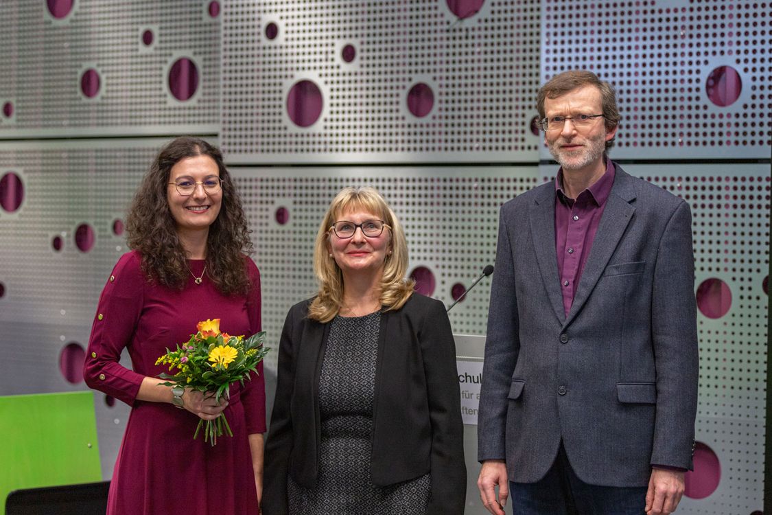 Prof. Dr. Andrea Heilmann und Prof. Dr. Frieder Stolzenburg bei der Würdigung der Preisträgerin des IHK-Forschungspreises, Stefanie Krause (links)