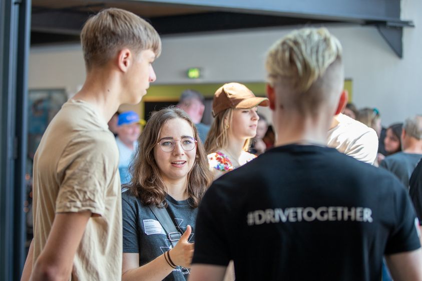 Infos aus 1. Hand: Beim Tag der offenen Tür beraten Studierende und Lehrende gemeinsam und stellen ihre Studiengänge vor, hier die angehende Ingenieurin Paula Eidner für den Fachbereich Automatisierung und Informatik. Foto: Tia Dell