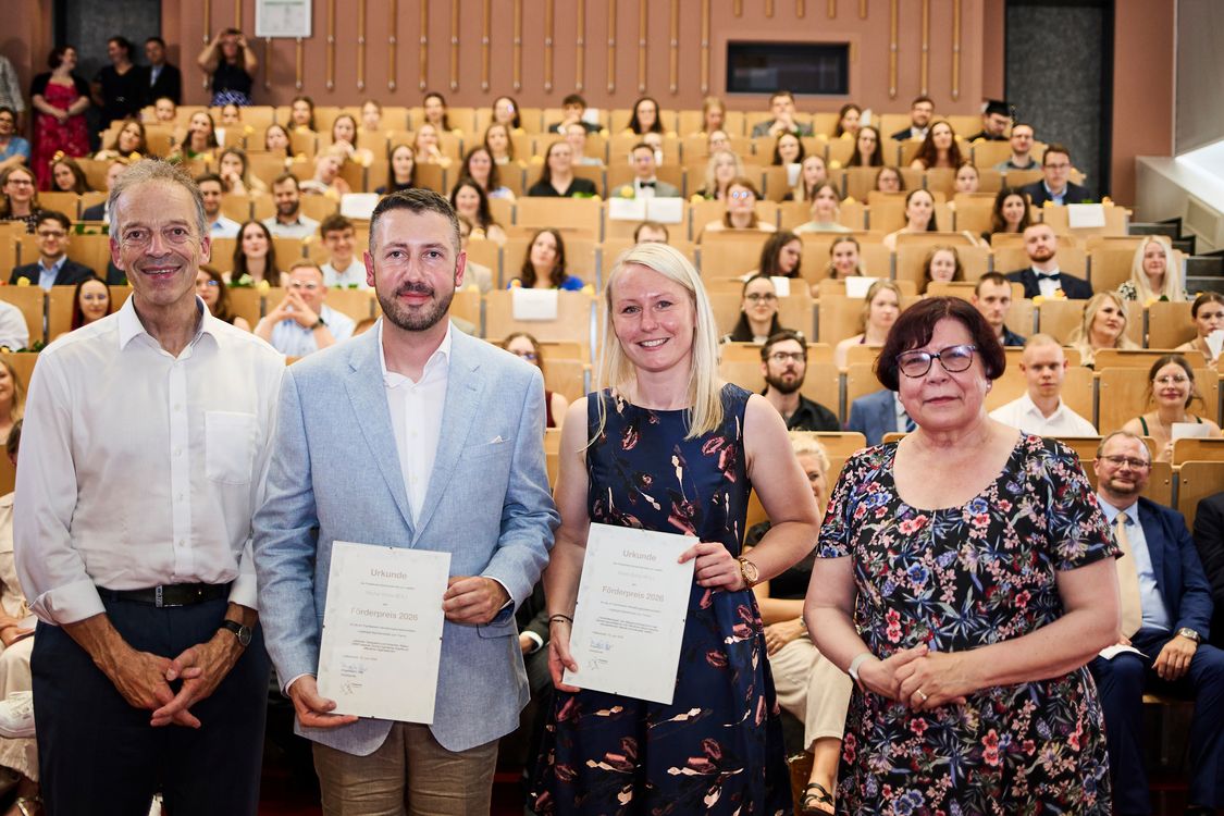 Gruppenbild der Studierenden Eileen Bong und Michel Volles mit dem Dekan des Fachbereichs Verwaltungswissenschaften und der Vorsitzenden des Fördervereins der Hochschule Harz.