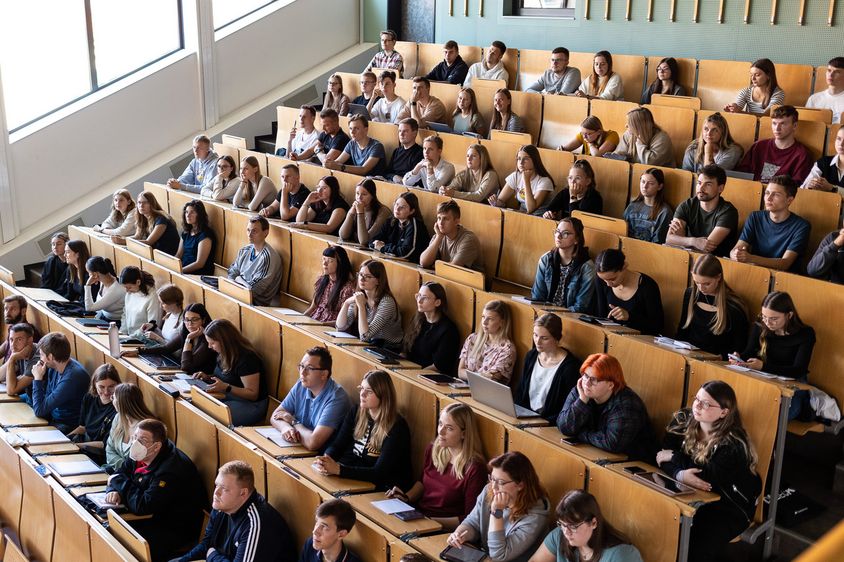 Im großen Hörsaal auf dem Halberstädter Campus fanden sich die angehenden Verwaltungswissenschaftler zusammen. Foto: Hochschule Harz