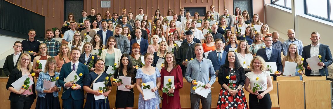Gruppenbild der Absolventinnen und Absolventen des Fachbereichs Verwaltungswissenschaften im Hörsaal am Standort in Halberstadt.
