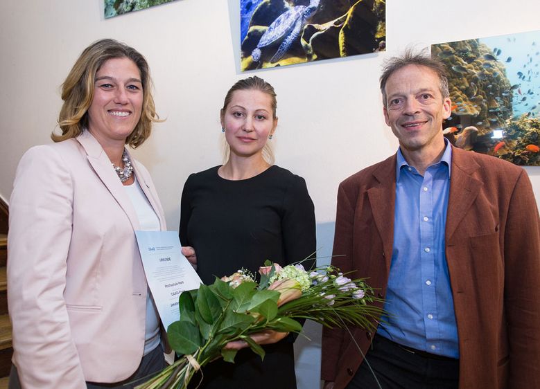 Jekaterina Sporleder aus Dobrusch in Weißrussland (Mitte) erhielt den 10. DAAD-Preis an der Hochschule Harz. Rektor Prof. Dr. Folker Roland und Prorektorin Prof. Dr. Louisa Klemmer würdigten Leistung und Engagement der angehenden Unternehmensberaterin. 