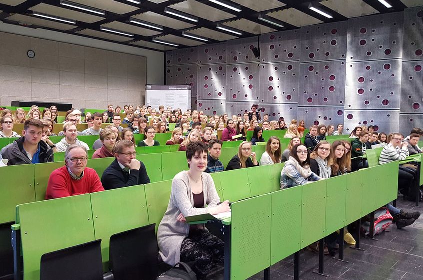 Bild: Rund 150 Schülerinnen und Schüler nutzen derzeit in den Winterferien die Gelegenheit, sich an der Hochschule Harz im Fach Mathematik fit für Abitur und Studium machen zu lassen.