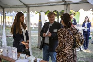 Der "Prof. im Park" - Prof. Dr. Georg Westermann im Gespräch mit einer Interessentin