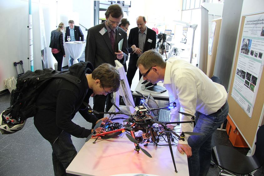 Bild: Im Rahmen einer kleinen Messe konnten sich Interessierte anlässlich der diesjährigen Forschungsshow wieder über aktuelle Projekte informieren und mit den Forschern ins Gespräch kommen.