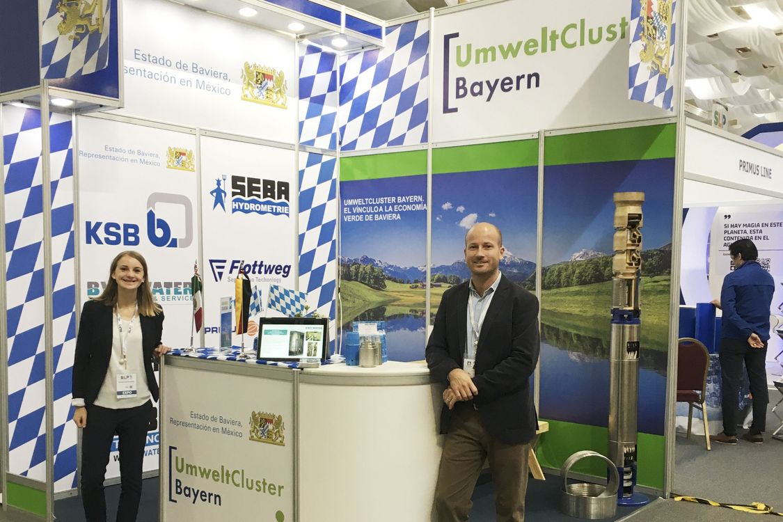 Studierende des Studiengangs Europäisches Verwaltungsmanagement an einem Messestand des Staates Bayern auf einer Veranstaltung in Mexiko.