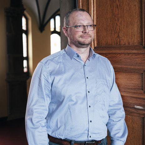 Mann mittleren Alters im Landesverwaltungsamt Sachsen-Anhalt im Anschluss eines Gespräch zum Thema Fachkräftemangel im öffentlichen Dienst.