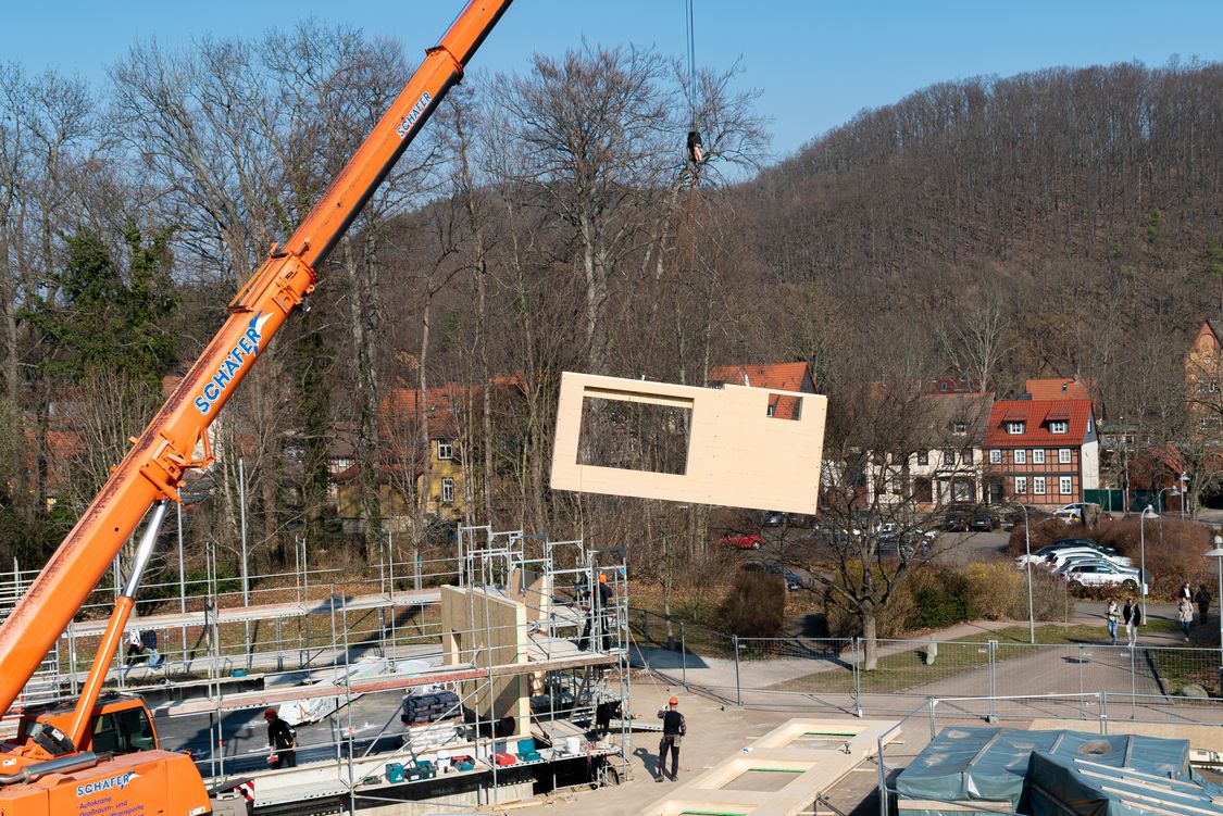 Große Holzwände schweben über dem Campus.