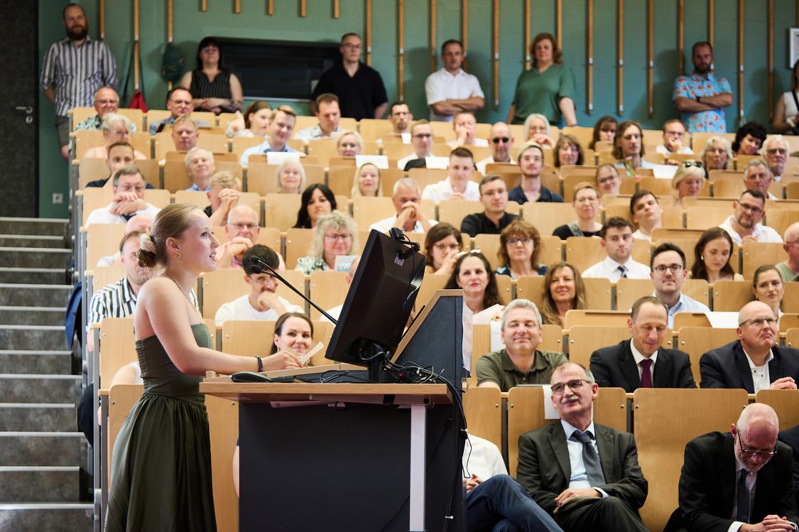 Die Studierende Janine Röder hält das Grußwort der Studierenden während der feierlichen Exmatrikulation.