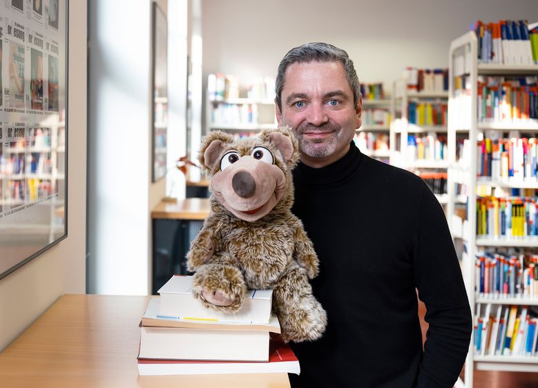 Prof. Dr. André Niedostadek lädt ein zur Suche nach dem Glück und hat dabei bärenstarke Unterstützung. Foto: Hochschule Harz