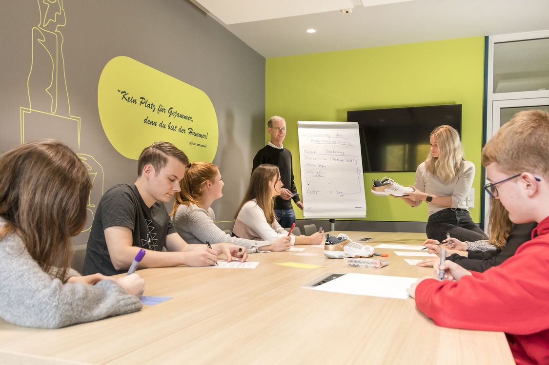Gruppe von Studierenden diskutiert im Seminarraum der Hochschule Harz