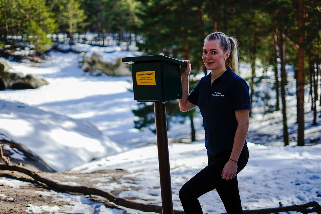 Franziska Dahlhaus bei den Sandsteinhöhlen im Heers bei Blankenburg, Stempelstelle 81 der Harzer Wandernadel