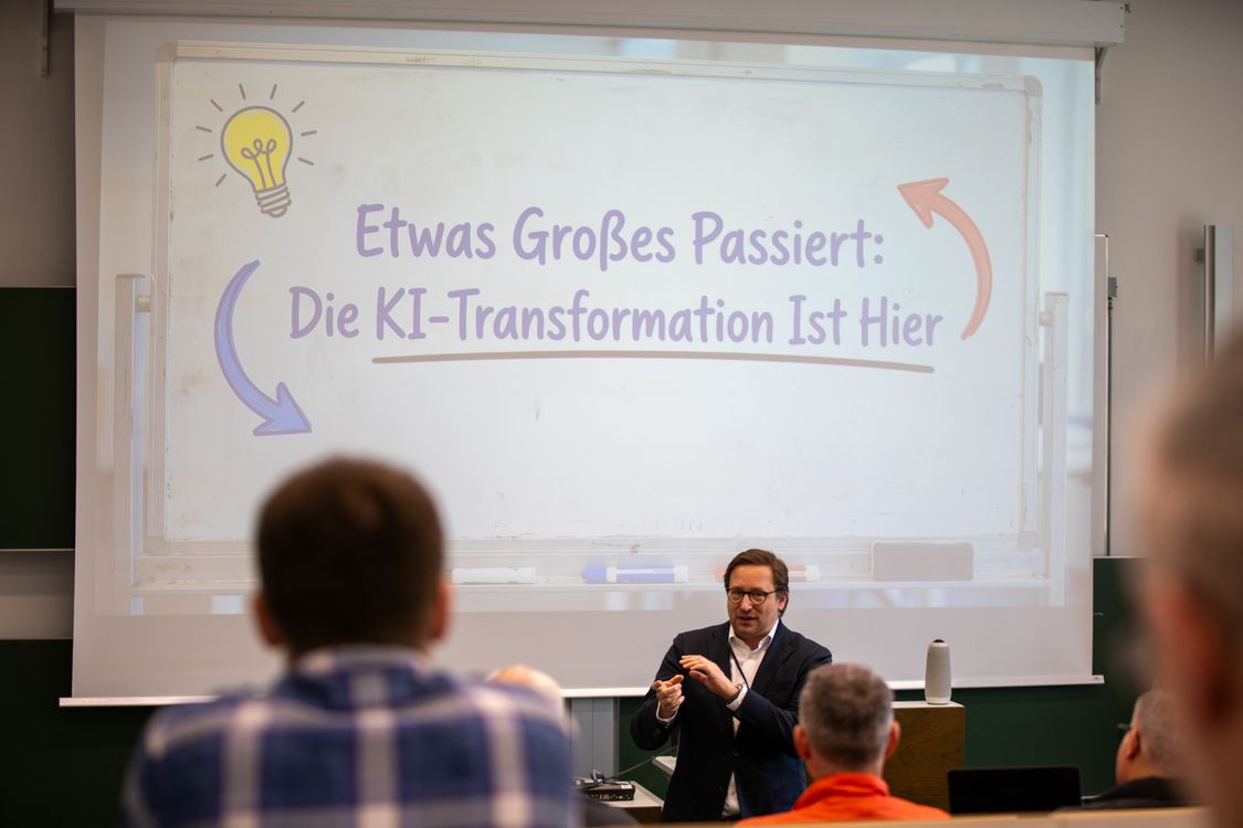 Tobias Blask mit seiner Keynote „State of AI & pragmatische Anwendung“