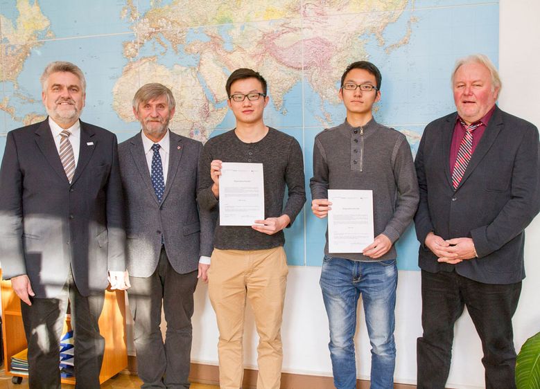 Bild: Übergabe der Stipendienurkunden an die CDHAW-Studierenden Ling Tong (3.v.l.) und Bai Ge (2.v.r.) durch Rektor Prof. Dr. Armin Willingmann (l.), Dekan Prof. Dr. Bernhard Zimmermann (2.v.l.) und Prof. Dr. Klaus-Dietrich Kramer (r.) vom Fachbereich Au