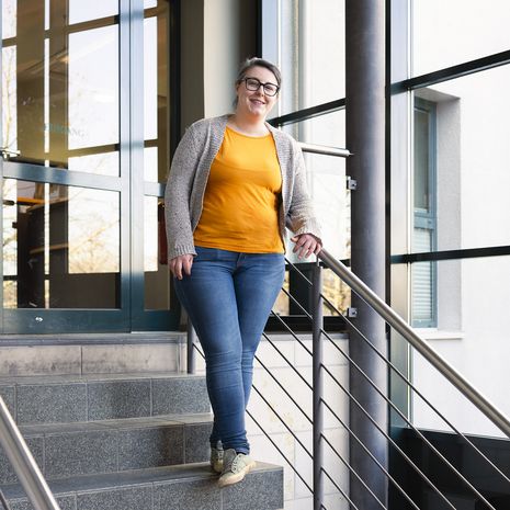 Alumna des institutionellen Studiengangs öffentliche Verwaltung im Landkreisamt in Halberstadt. Sie berichtet über die Zusammenarbeit mit der Hochschule Harz und Möglichkeiten des Fachkräftemangel im öffentlichen Dienst zu überwinden.