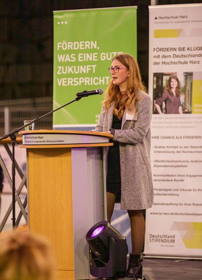 Stipendiatin Alexandra Bonk bedankte sich stellvertretend für alle Stipendiatinnen und Stipendiaten. 