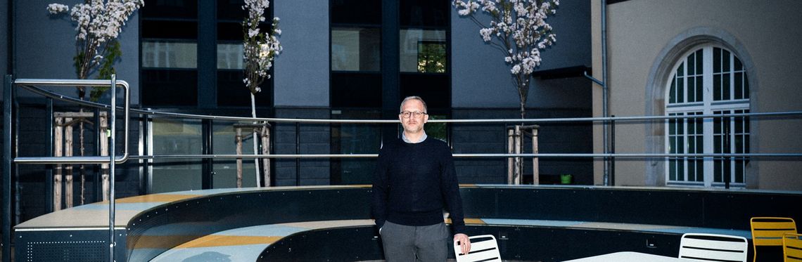 Dr. Christian Gläßel auf dem Innenhof der Hochschule Harz in Halberstadt