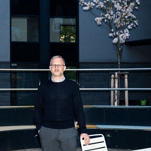 Dr. Christian Gläßel auf dem Innenhof der Hochschule Harz in Halberstadt
