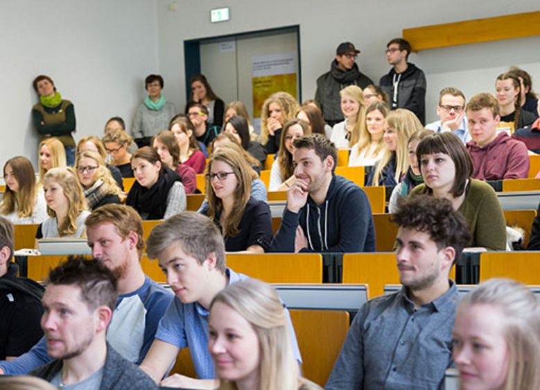 Bild: Zum Beginn des Sommersemester 2017 wurden über 150 Erstsemester-Studierende an den drei Fachbereichen Automatisierung und Informatik, Verwaltungswissenschaften und Wirtschaftswissenschaften begrüßt. Foto: Hochschule Harz