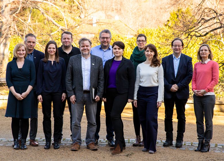 Foto: Anfang des Jahres besprachen Wissenschaftler, Unternehmen und Vertreter des Ministeriums für Wirtschaft, Wissenschaft und Digitalisierung Sachsen-Anhalt die Ergebnisse der Studie im Rahmen eines Workshops an der Hochschule Harz: (v.l.n.r.) Irene Heilemann, Andreas Damm, Tina Voigt (alle Evangelische Stiftung Neinstedt), Florian Fahrtmann (Vita Amare Süd), Prof. Dr. Georg Westermann, Dr. Manuela Koch-Rogge (beide Hochschule Harz), Sandra Herrmann (Ministerium für Wirtschaft, Wissenschaft und Digitalisierung Sachsen-Anhalt), Claudia Aldinger (Hochschule Harz), Peter Hinrichs (Ministerium für Wirtschaft, Wissenschaft und Digitalisierung Sachsen-Anhalt), Ellen Burgdorf-Schröder (Hochschule Harz). Foto: Hochschule Harz (28. Februar 2020)