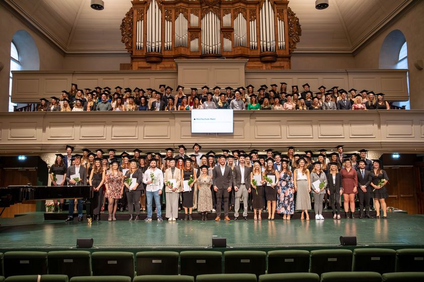 Die Feierliche Exmatrikulation des Fachbereichs Wirtschaftswissenschaften fand schon zum zweiten Mal im Konzerthaus Liebfrauen in Wernigerode statt (links). Dekanin Prof. Dr. Jana Eberlein und Rektor Prof. Dr. Folker Roland überreichten die Abschlussurkunden (rechts).  Fotos: F. Barlen / A. Schmidt Hochschule Harz