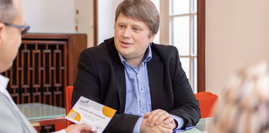 Zwei Männer unterhalten sich