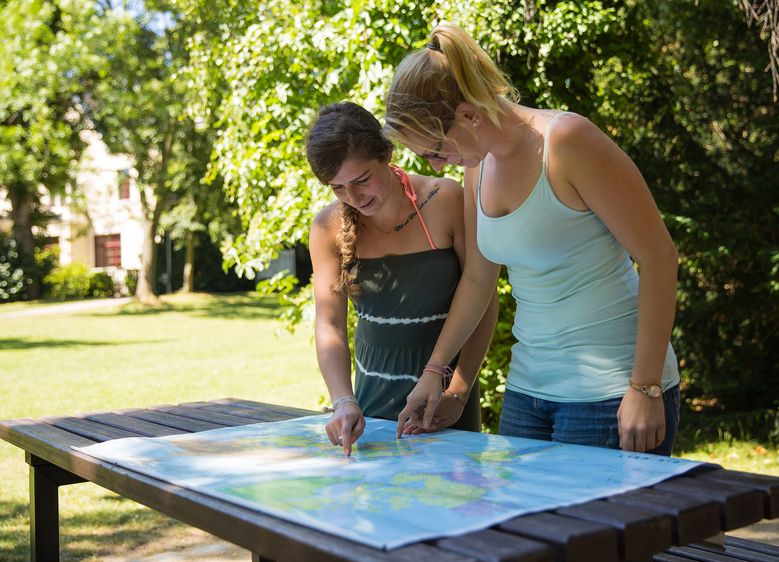 Interessierte können sich bis zum 20. August für die Bachelor-Studiengänge im Tourismusbereich bewerben und bis 31. August für das Master-Programm. Jeden Montag von 18 bis 19 Uhr stehen die Professorinnen und Professoren im Video-Chat Rede und Antwort.