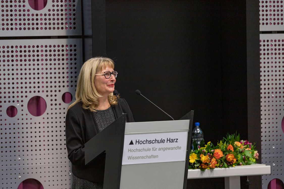 Prof. Dr. Andrea Heilmann am Redepult im AudiMax der Hochschule Harz