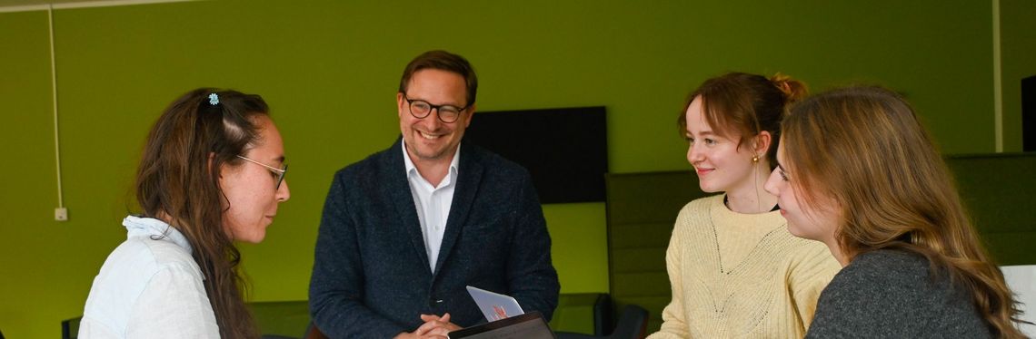 Das Fravia Team mit Entrepreneurshipsemesterbeauftragten Prof. Dr. Tobias-Benedikt Blask.