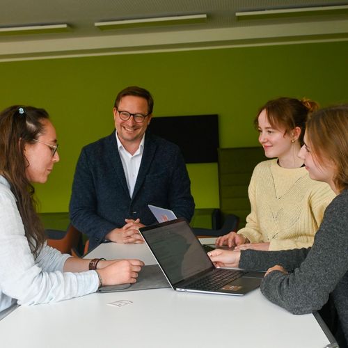 Das Fravia Team mit Entrepreneurshipsemesterbeauftragten Prof. Dr. Tobias-Benedikt Blask.