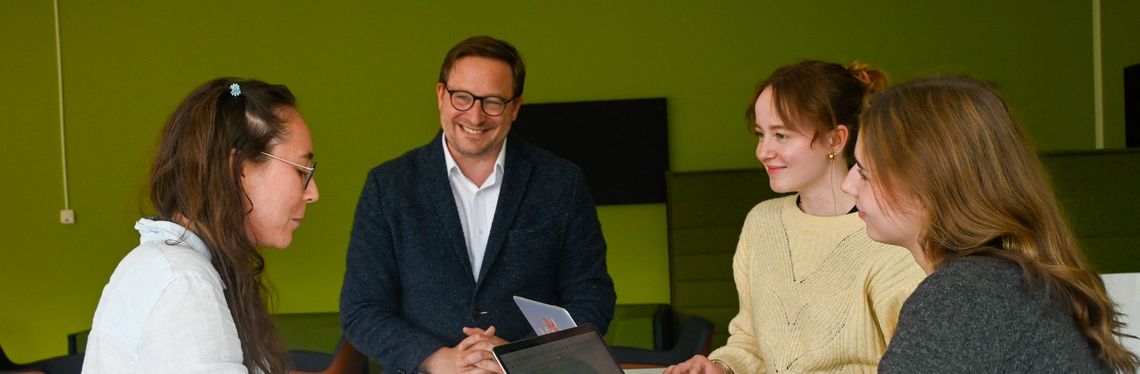 Das Fravia Team mit Entrepreneurshipsemesterbeauftragten Prof. Dr. Tobias-Benedikt Blask.
