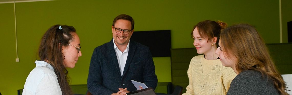 Das Fravia Team mit Entrepreneurshipsemesterbeauftragten Prof. Dr. Tobias-Benedikt Blask.