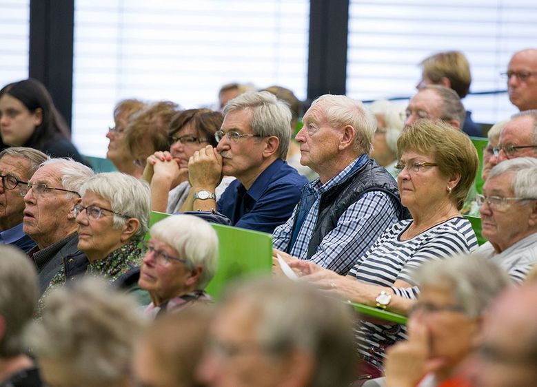 Die Oktober-Vorlesung der GenerationenHochschule unter dem Titel „'Und wenn die Welt voll Teufel wäre...' - zwischen Mittelalter und Neuzeit“ mit Peter Lehmann entführte knapp 200 Teilnehmer in das „Jahrhundert des Umbruchs“ zwischen 1450 bis 15