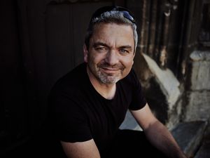 Porträtfoto (Naufanhame) von Anré Niedostadek auf der Treppe der Hochschule Harz in Halberstadt.