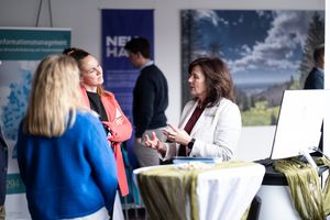 Drei Frauen im Austausch während der WiföLab-Tagung 2026
