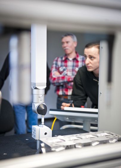 BU: Zur modernen Ausstattung des Fachbereichs Automatisierung und Informatik gehört auch eine 3D-Koordinatenmessmaschine, mit der Studierende Qualitätskontrolle auf höchstem Niveau erlernen. Foto: Hochschule Harz