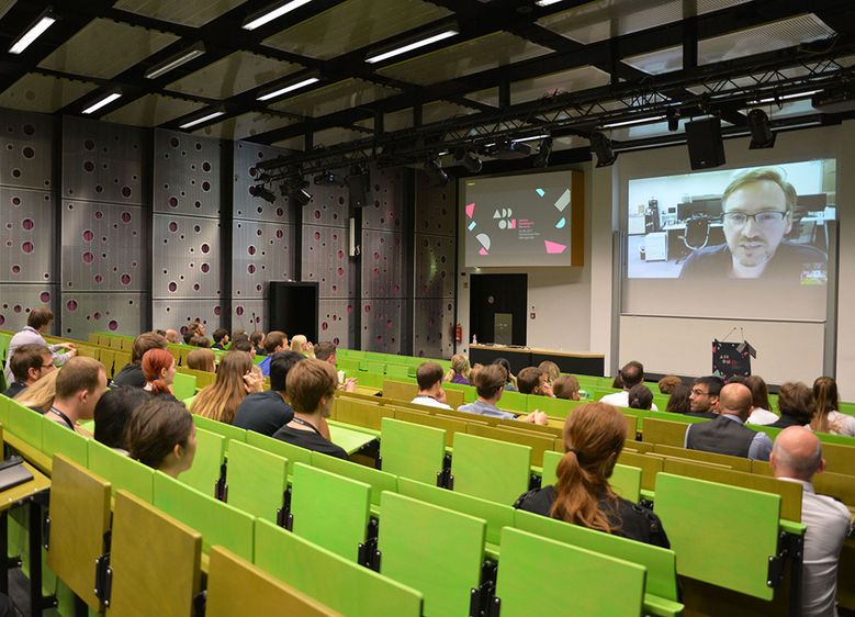 Bilder: Live-Schalten nach Tokio und Warschau, fünf Speaker vor Ort und viele, teils studentische Games, machten die erste ADD ON-Game-Konferenz an der Hochschule Harz zu einem großen Erfolg. Auch der von Studierenden konzipierte Arcade-Automat (links) 