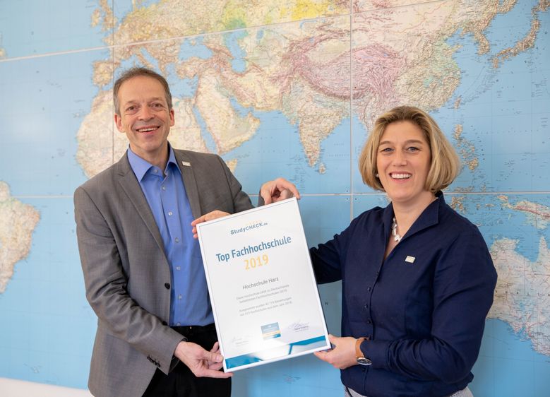 Bild: Rektor Prof. Dr. Folker Roland und Prof. Dr. Louisa Klemmer, Prorektorin für Studium, Lehre und Internationalisierung, freuen sich über die Auszeichnung „Top Fachhochschule 2019“ für die Hochschule Harz. Foto: Hochschule Harz 