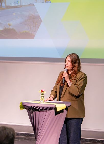 Stipendiatin Leonie Otto bedankte sich stellvertretend für alle Stipendiatinnen und Stipendiaten bei den Förderern. Foto: Svenja Kretschmar/Hochschule Harz 
