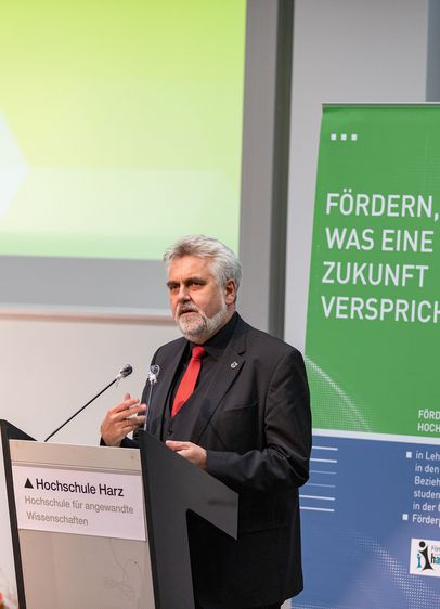Prof. Dr. Armin Willingmann, Minister für Wissenschaft, Energie, Klimaschutz und Umwelt des Landes Sachsen-Anhalt und ehemaliger Rektor der Hochschule Harz, nutzte die Gelegenheit für einen Rückblick.