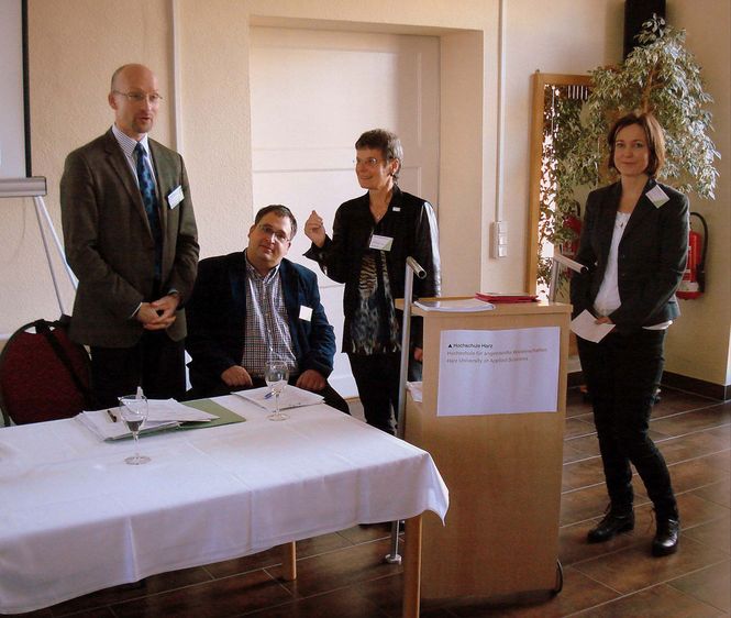 Bild (v.l.n.r.): Rüdiger Dorff, Thomas Schatz, Prof. Dr. Birgit Apfelbaum und Jana Diesener beim Workshop zur Vereinbarkeit von Berufsleben und Angehörigenpflege der Projektgruppe „LEB Wernigerode“.
