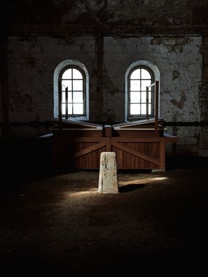 Licht fällt auf einen Stein im Burcardi-Kloster. Die Installation ist Teil des John-Cage-Orgel-Kunst-Projektes. 