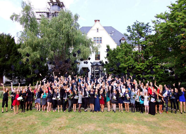 Bild: Hoch die Hüte: Die Absolventinnen und Absolventen freuen sich über ihren Abschluss am Fachbereich Wirtschaftswissenschaften der Hochschule Harz in Wernigerode.